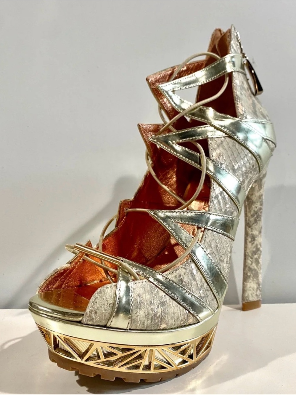 Femes Sans peur Metallic Gold Lace-Up Platform High Heel Sandal - Women
